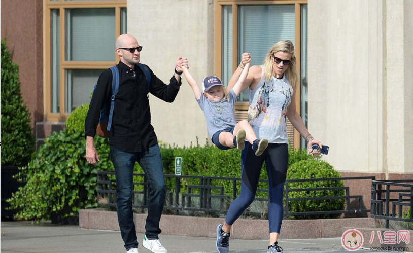 提孩子胳膊“蕩秋千”導(dǎo)致脫臼 孩子胳膊脫臼處理方法 提孩子胳膊“蕩秋千”導(dǎo)致脫臼 孩子胳膊脫臼處理方法