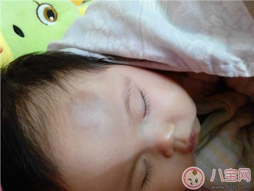 寶寶墜床后我們該做什么 怎么防止寶寶墜床