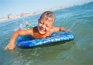 甜馨又又又曬黑了 外出游玩孩子防曬不能忽略