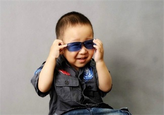 夏天怎么保護(hù)寶寶的眼睛 孩子帶太陽鏡真的護(hù)眼嗎