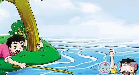 熊孩子岸邊狂笑 他要死了 遇見溺水怎么辦