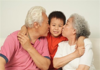 美國(guó)新生兒出生不久親吻死亡 千萬(wàn)不要讓別人親吻你的小孩