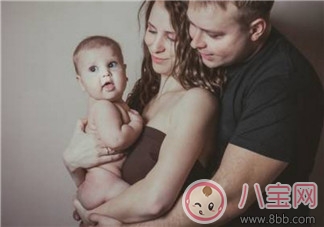 陳曉抱娃姿勢專業(yè) 什么樣的抱娃姿勢寶寶最舒服