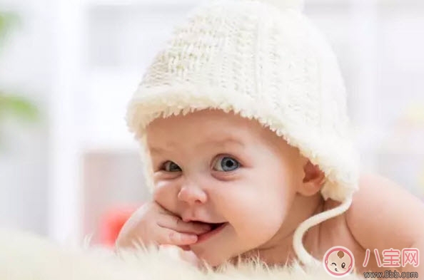 寶寶吃手怎么辦 寶寶吃手指的原因(寶寶吃手指還有這些好處)