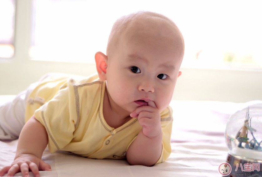 孩子愛吃手指代表什么 怎么讓孩子戒掉吃手指
