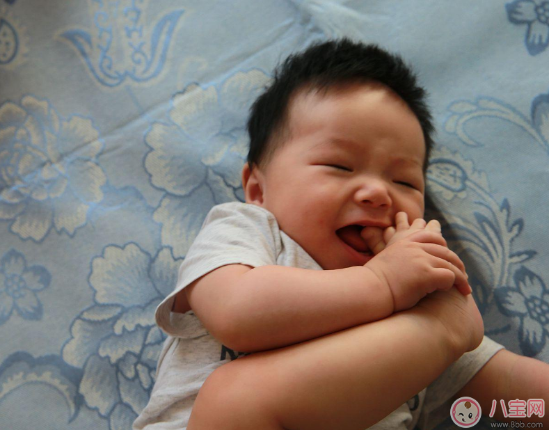 伊能靜女兒小米?？心_丫萌萌的 寶寶為啥都愛啃腳丫