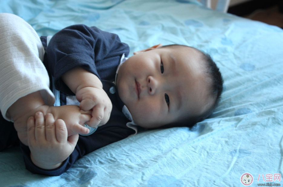 伊能靜女兒小米?？心_丫萌萌的 寶寶為啥都愛啃腳丫