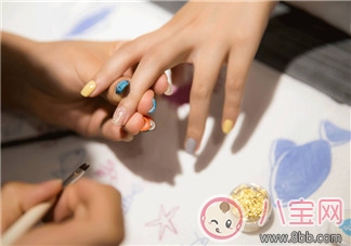 章子怡和Angelababy哺乳期涂指甲可以嗎 哺乳期涂指甲的影響