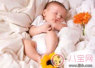 夏季寶寶總把蓋的蹬開 夏季空調(diào)房如何蓋被