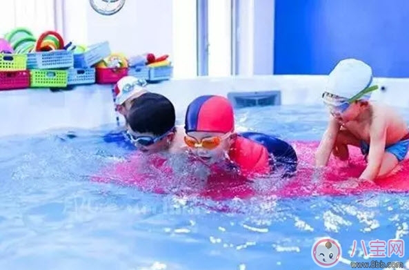 寶寶多大可以游泳 夏天寶寶游泳用什么游泳圈(游泳注意事項) 寶寶多大可以游泳 夏天寶寶游泳用什么游泳圈(游泳注意事項)