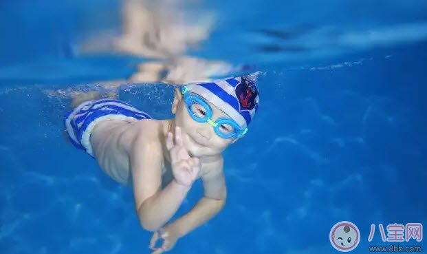夏天寶寶游泳有什么好處 寶寶游泳的最佳時間是多少 夏天寶寶游泳有什么好處 寶寶游泳的最佳時間是多少