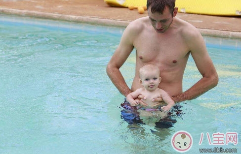 夏天寶寶游泳有什么好處 寶寶游泳的最佳時間是多少 夏天寶寶游泳有什么好處 寶寶游泳的最佳時間是多少