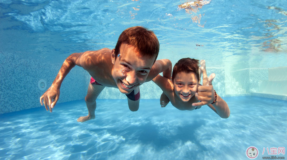 三伏天孩子在外面玩噴泉水 孩子戶外玩耍一定要注意