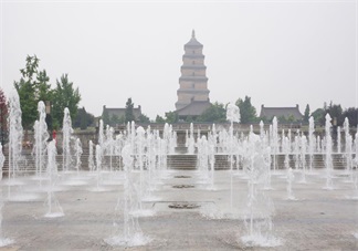 三伏天孩子在外面玩噴泉水 孩子戶(hù)外玩耍一定要注意