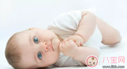 2017三伏天擦爽身粉寶寶痱子更嚴(yán)重 防痱?qū)毜鋪韼兔? alt=