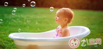 2017三伏天擦爽身粉寶寶痱子更嚴(yán)重 防痱?qū)毜鋪韼兔? alt=