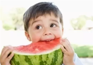 2017三伏天擦爽身粉寶寶痱子更嚴(yán)重 防痱?qū)毜鋪韼兔? data-1Ji3=