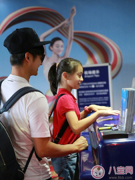 田亮森碟現(xiàn)身機場出行游玩 一家人出行需要準備什么 田亮森碟現(xiàn)身機場出行游玩 一家人出行需要準備什么