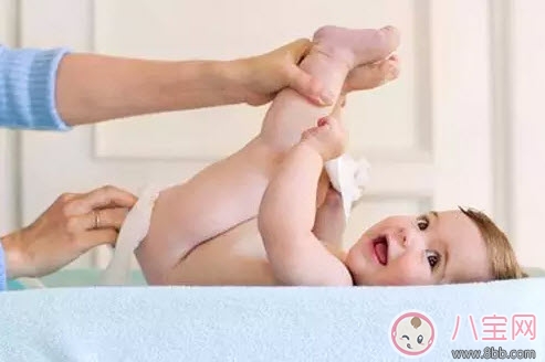 夏天用紙尿褲好還是用尿布好 尿布和紙尿褲哪個好