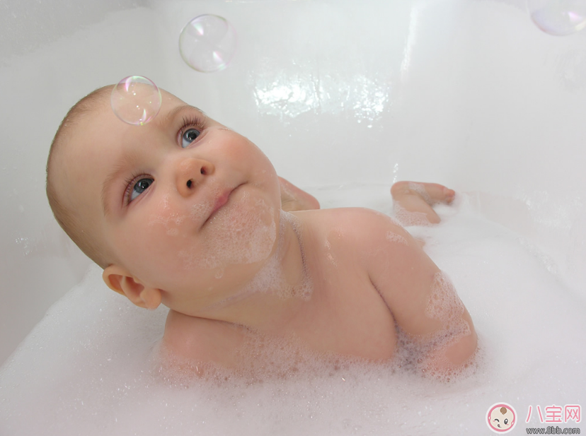 開(kāi)掛民族給孩子洗澡簡(jiǎn)直麻利 夏天怎么給寶寶洗澡