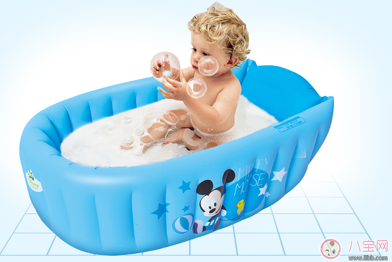 開(kāi)掛民族給孩子洗澡簡(jiǎn)直麻利 夏天怎么給寶寶洗澡