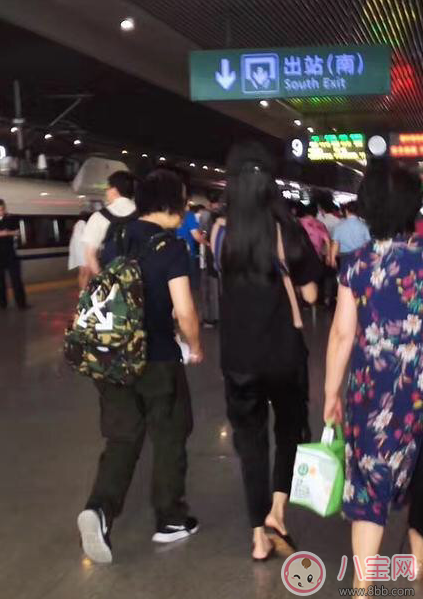 Baby小海綿坐高鐵圖片 幾個(gè)月的嬰兒可以坐高鐵需要注意什么