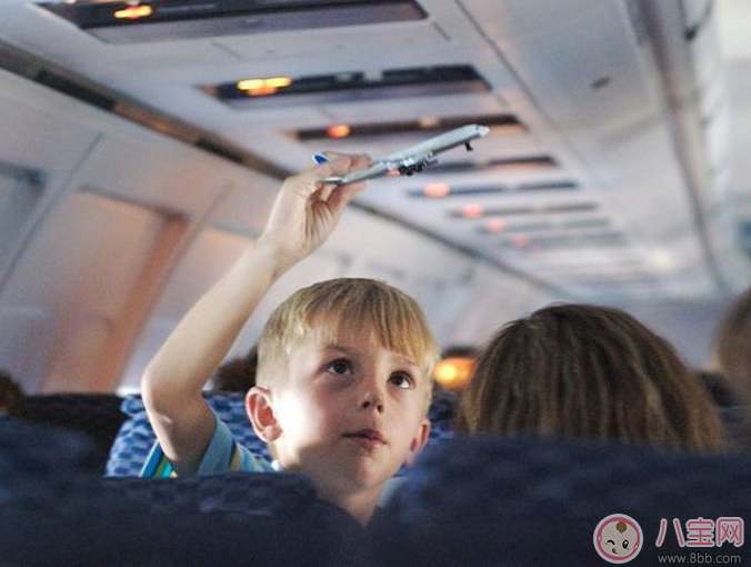 Baby抱小海綿坐高鐵 嬰兒多大可以坐飛機(jī)(3個月以上)