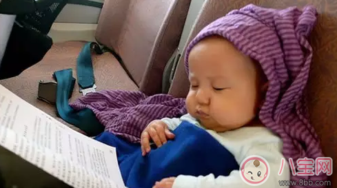 Baby抱小海綿坐高鐵 嬰兒多大可以坐飛機(jī)(3個月以上)