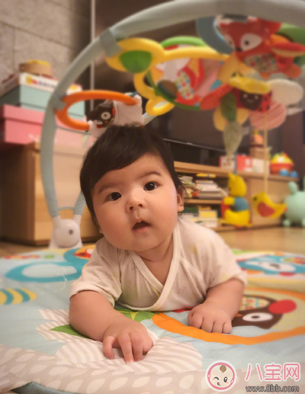 賈靜雯女兒Bo妞三個(gè)多月會翻身了 寶寶多大會翻身(4-7個(gè)月)