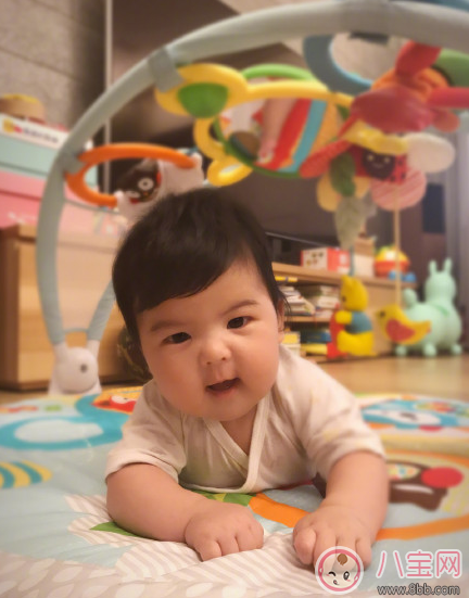 賈靜雯女兒Bo妞三個(gè)多月會翻身了 寶寶多大會翻身(4-7個(gè)月)