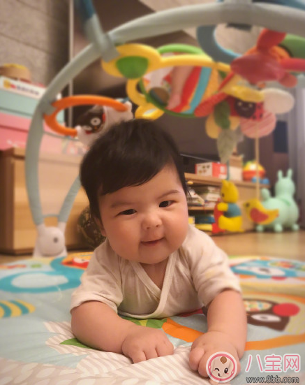 賈靜雯女兒Bo妞三個(gè)多月會翻身了 寶寶多大會翻身(4-7個(gè)月)