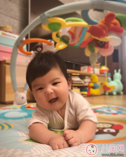 賈靜雯女兒Bo妞三個(gè)多月會翻身了 寶寶多大會翻身(4-7個(gè)月)