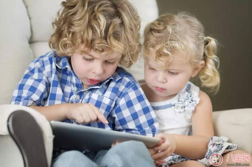 賈靜雯咘咘唱歌呆萌可愛 寶寶唱歌萌翻天 賈靜雯咘咘唱歌呆萌可愛 寶寶唱歌萌翻天