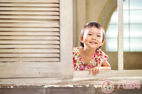 電閃雷鳴中5歲小女孩撥通110 孩子一個(gè)人在家應(yīng)該注意什么