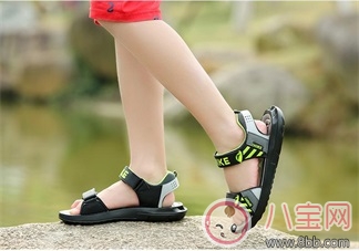 夏天一定要遠離這幾雙涼鞋     不然傷到孩子得不償失