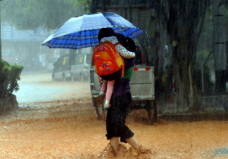 下暴雨小孩要注意什么 下雨天帶寶寶外出注意事項大全