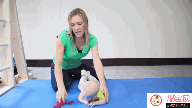 如何幫助寶寶翻身 寶寶遲遲不翻身的原因