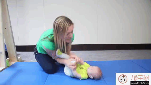 如何幫助寶寶翻身 寶寶遲遲不翻身的原因