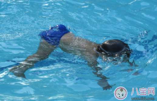 1歲寶寶練習(xí)游泳教程 1歲寶寶怎么學(xué)游泳