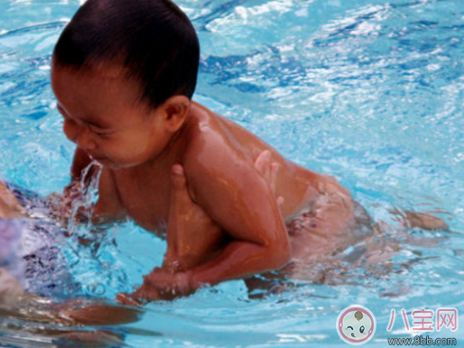 1歲寶寶練習(xí)游泳教程 1歲寶寶怎么學(xué)游泳