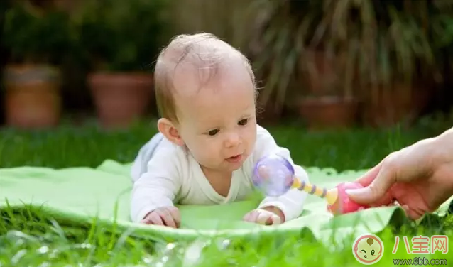 寶寶爬行怎么教 教會(huì)寶寶爬行小技巧 寶寶爬行怎么教 教會(huì)寶寶爬行小技巧
