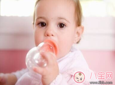 寶寶不肯喝水妙招 0-1歲內(nèi)的嬰兒不喜歡喝水怎么辦