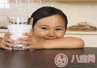 孩子喝牛奶要注意些什么     什么奶對(duì)寶寶的成長(zhǎng)沒有幫助