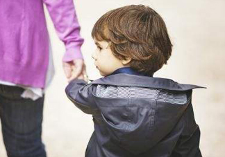 成龍女兒再次離家出走 單親家庭孩子怎么教育