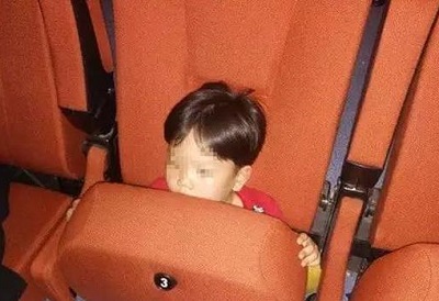 危險(xiǎn)！電影院座椅會(huì)“吃”小孩 家長(zhǎng)應(yīng)抱著孩子觀影