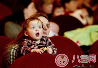 危險(xiǎn)！電影院座椅會(huì)“吃”小孩 家長(zhǎng)應(yīng)抱著孩子觀影