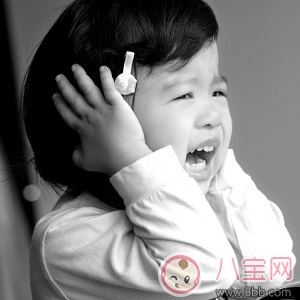 危險(xiǎn)！電影院座椅會(huì)“吃”小孩 家長(zhǎng)應(yīng)抱著孩子觀影