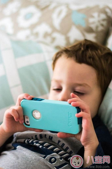 孩子沉迷手機延誤學(xué)業(yè)怎么辦 讓孩子遠(yuǎn)離手機的辦法