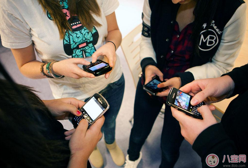 孩子沉迷手機延誤學(xué)業(yè)怎么辦 讓孩子遠(yuǎn)離手機的辦法