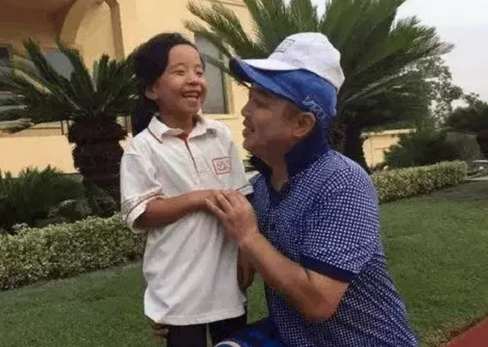 劉國梁教女兒高爾夫獲世界亞軍！父母如何成為孩子的榜樣